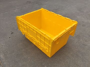 Os escaninhos de armazenamento plásticos amarelos uniram as tampas empilhadas para o transporte