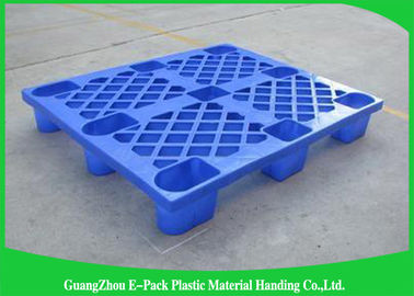 Páletes plásticas pretas empilháveis dos patins, material reciclado 100% plástico de pouco peso das páletes