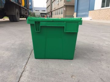 Os escaninhos de armazenamento plásticos amarelos uniram as tampas empilhadas para o transporte