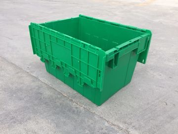 Os escaninhos de armazenamento plásticos amarelos uniram as tampas empilhadas para o transporte