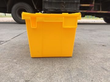 Os escaninhos de armazenamento plásticos amarelos uniram as tampas empilhadas para o transporte