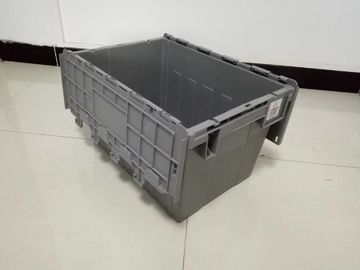 Os escaninhos de armazenamento plásticos amarelos uniram as tampas empilhadas para o transporte